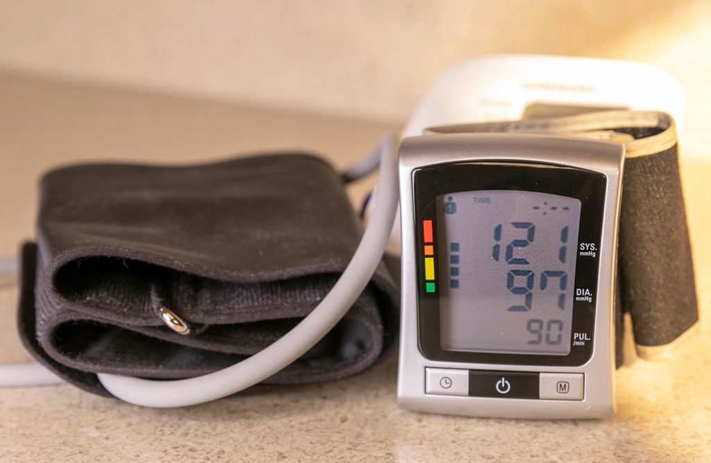 Aparelho digital de pressão de braço com a braçadeira, o tipo indicado para medir a pressão em casa