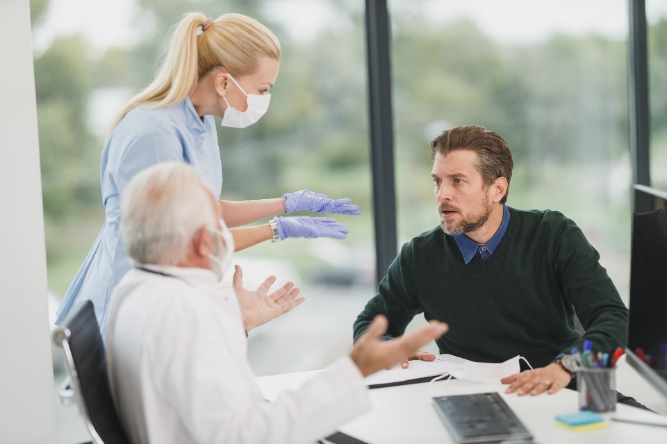 Paciente conversando com o médico durante uma consulta cardiológica
