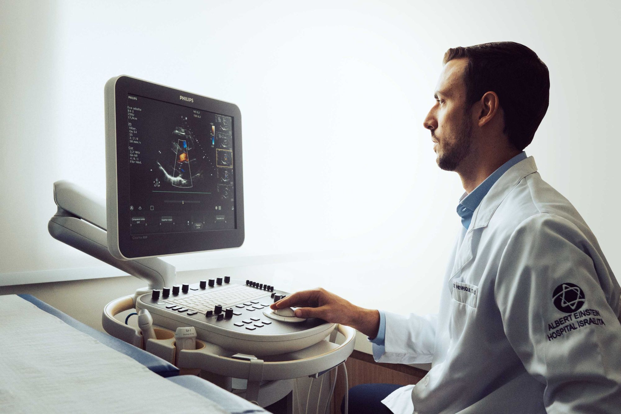 Dr. José Henrique Dias, cardiologista, analisando imagens de ecocardiograma no consultório em Santo André