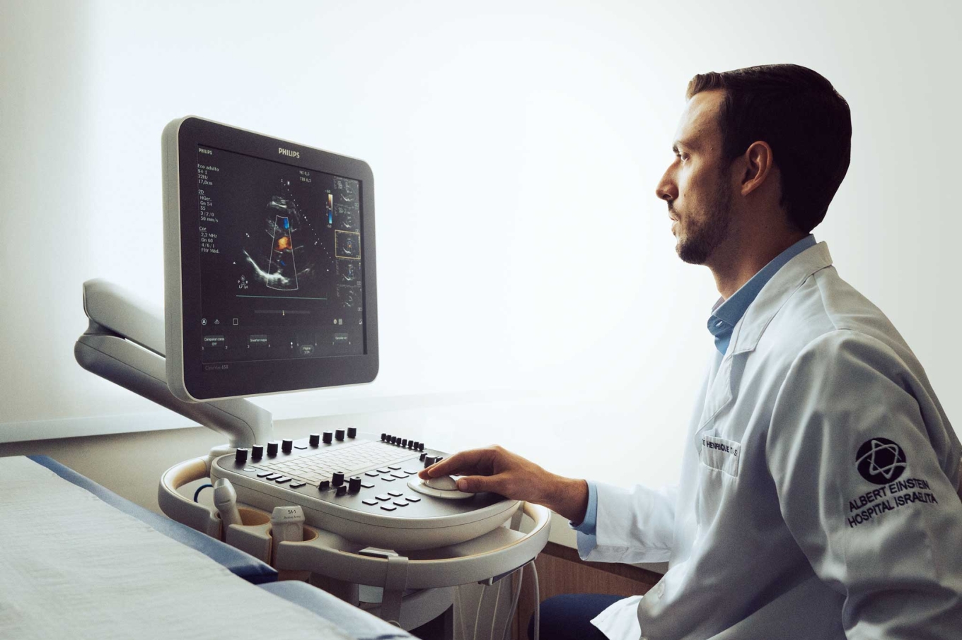 Dr. José Henrique Dias, cardiologista em santo andré, explicando resultado do ecocardiograma em consulta