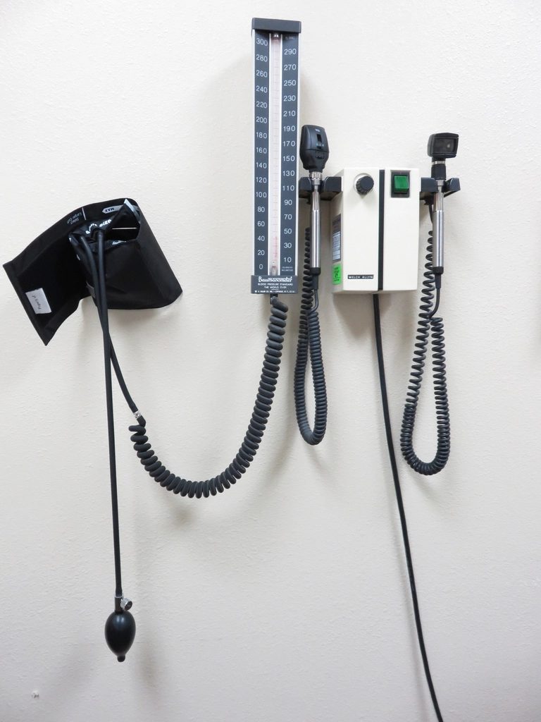Esfigmomanômetro de parede em consultório médico